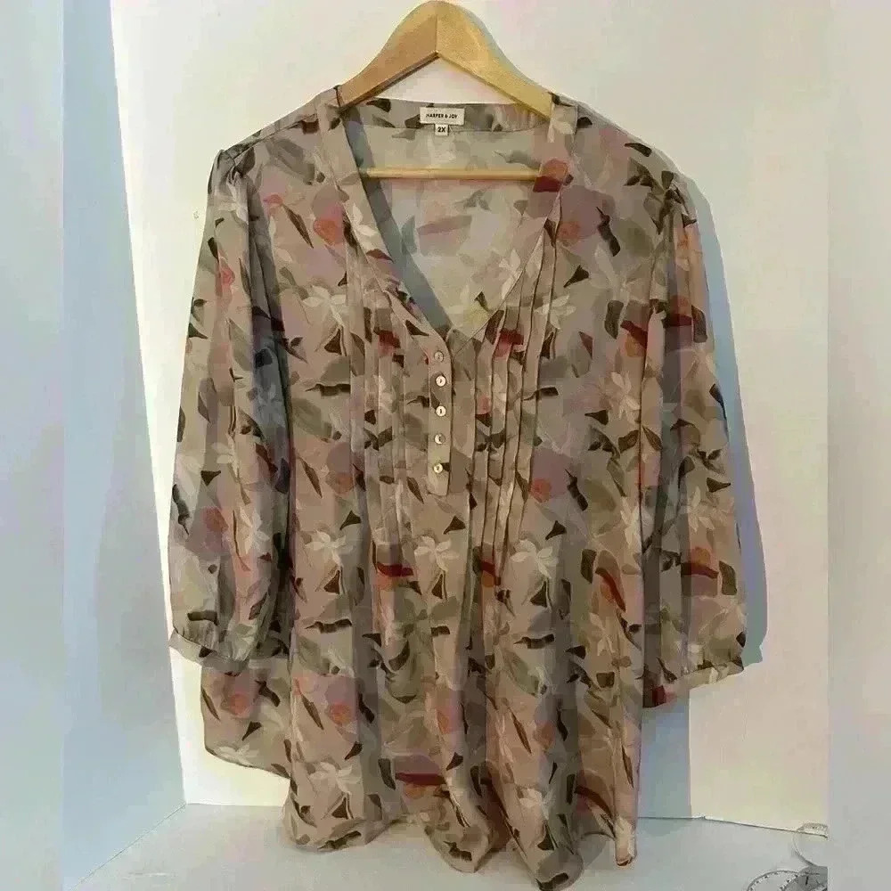 Harper and Joy Henley Style Blouse in floral Pattern—plus size 2X
